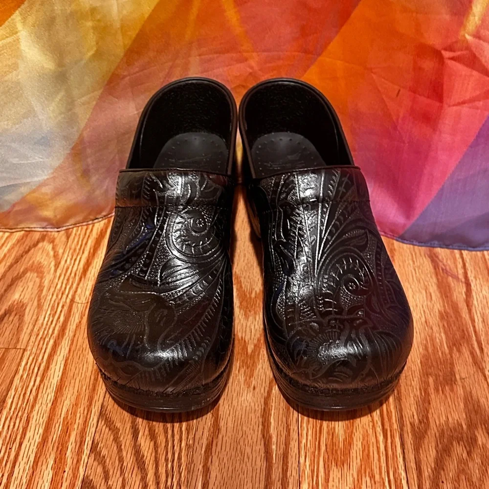 Dansko Black Embossed Clogs size 41. NWOT - Picture 1 of 4